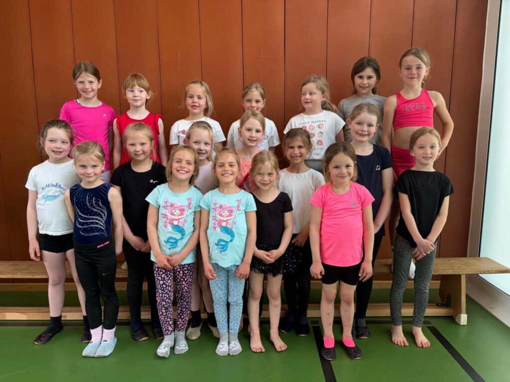 **Alt-Text:** Showtanzgruppe Elan mit Kindern im Alter von 6 bis 10 Jahren bei einem gemeinsamen Gruppenfoto.