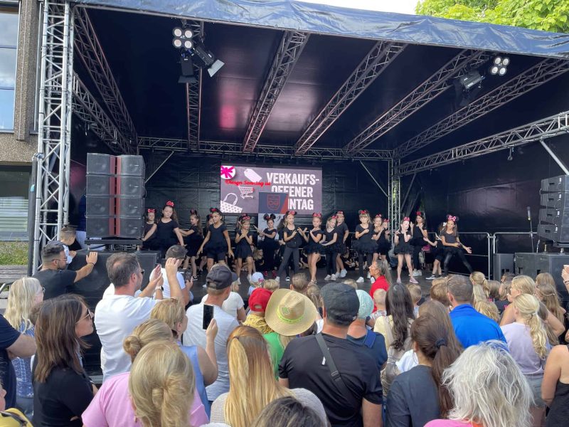 Tanzgruppe beim Stadtfestival auf der Bühne